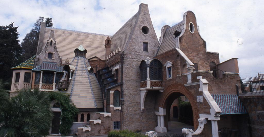 Una civetta a testa in giù Una civetta a testa in giù