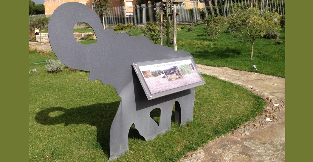 Pannello su elefante nel Giardino del Museo di Casal de' Pazzi Pannello su elefante nel Giardino del Museo di Casal de' Pazzi