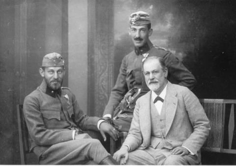 012. Sigmund Freud con i figli Ernst e Martin nel 1916 